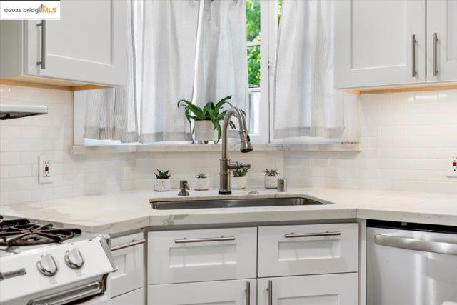 3148 Sylvan Ave, Oakland CA: https://media.crmls.org/mediaz/9bca88c2-6e96-4b3c-8b7d-e3511d5a51fb.jpg