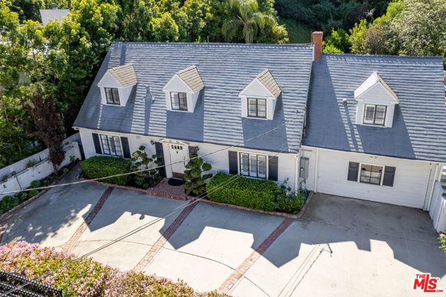2427 Benedict Canyon Drive, Beverly Hills CA: https://media.crmls.org/mediaz/9bcc0351-4c07-405f-a108-1c660be561b0.jpg
