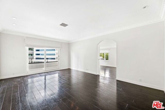 9233 1/2 Doheny Road, West Hollywood CA: https://media.crmls.org/mediaz/9bccf576-eb2c-46fc-bb49-427a09e5f66f.jpg