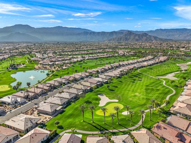 80464 Muirfield Drive, Indio CA: https://media.crmls.org/mediaz/9bcd66dc-57f8-4030-b7d6-404fa64ffa1f.jpg