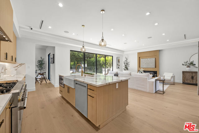 5741 Newcastle Avenue, Encino CA: https://media.crmls.org/mediaz/9bcd9280-7e8a-4c7b-940f-5094fb033bd9.jpg