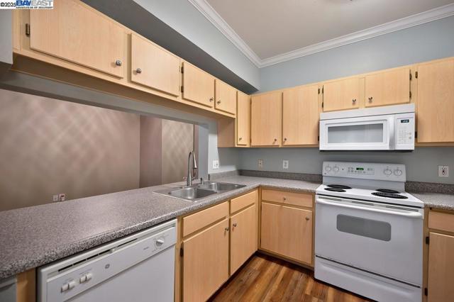 701 Gibson Dr, Roseville CA: https://media.crmls.org/mediaz/9bcdb0bc-f1bc-46d4-9bcd-479d4846d404.jpg