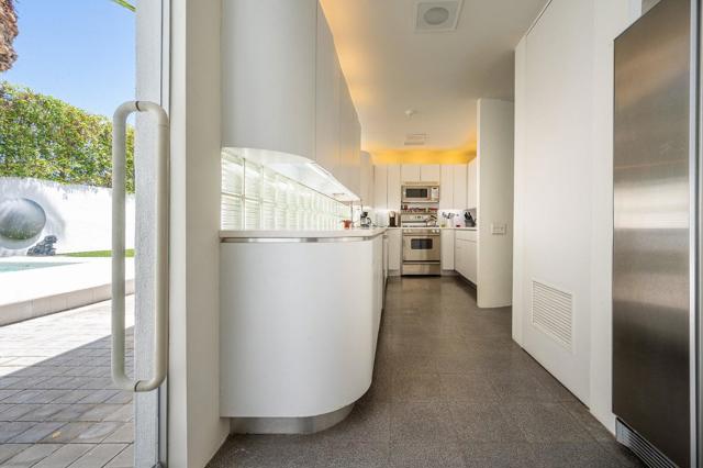 520 W ViA Lola, Palm Springs CA: https://media.crmls.org/mediaz/9bce3522-7966-49fc-ae8d-43b31e57e0db.jpg