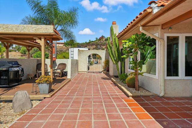 4343 Avenida Gregory, Spring Valley CA: https://media.crmls.org/mediaz/9bce49b6-3555-4359-abbe-4f4553f50a44.jpg