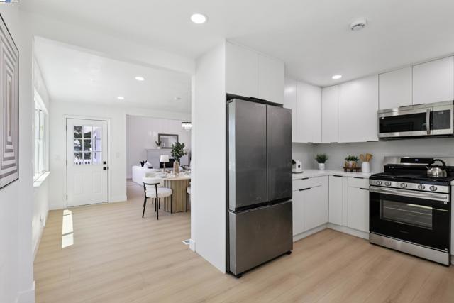 1218 Lattie Ln, Mill Valley CA: https://media.crmls.org/mediaz/9bce5f80-50a0-4590-9574-530d5a0bb0f5.jpg
