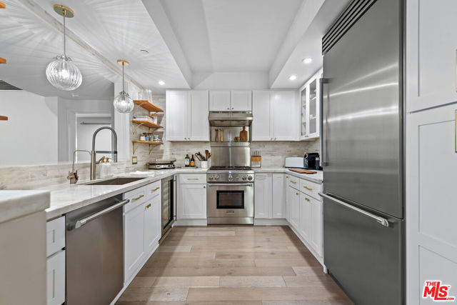 13600 Marina Pointe Drive, Marina del Rey CA: https://media.crmls.org/mediaz/9bcea8fb-3cd8-40e2-b27d-703637fcf1cc.jpg