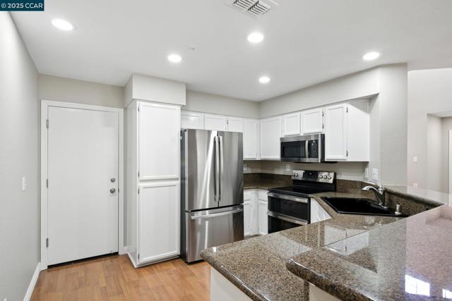 305 Daybreak Court, San Ramon CA: https://media.crmls.org/mediaz/9bcf3af0-7b23-4abb-9b8c-dc7166232d04.jpg