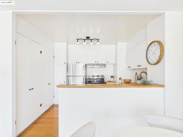 320 Lee St, Oakland CA: https://media.crmls.org/mediaz/9bcf6c38-b46a-4b24-acac-9a07817367c1.jpg