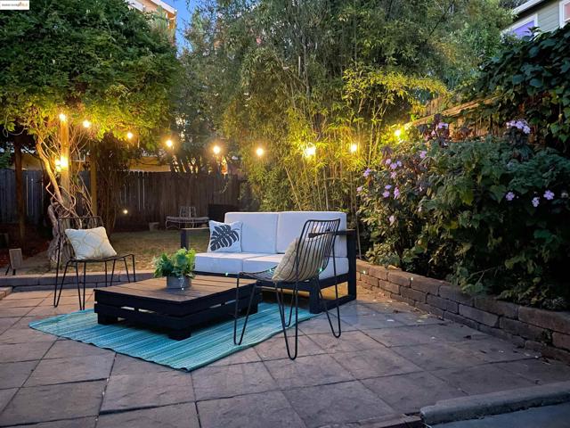 2002 Chestnut St, Oakland CA: https://media.crmls.org/mediaz/9bd196d9-ba21-49ea-b99f-6d8718a3340d.jpg