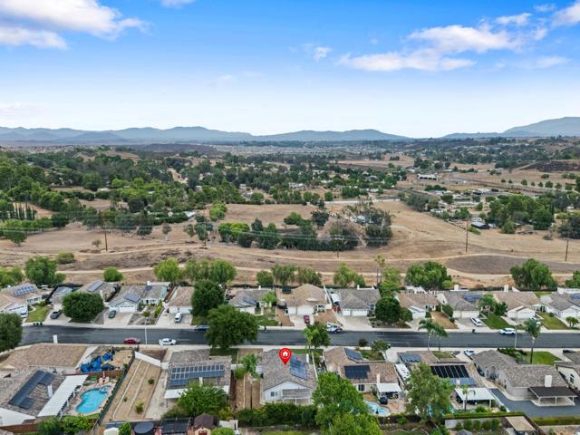 39493 Diego dr, Temecula CA: https://media.crmls.org/mediaz/9bd22400-fcf7-4d20-ae6f-e867020ee7f6.jpg