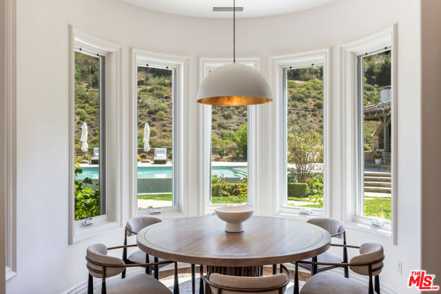 2052 Shadow Creek Drive, Agoura Hills CA: https://media.crmls.org/mediaz/9bd2e43d-c647-4c88-8af9-e392701d39cd.jpg