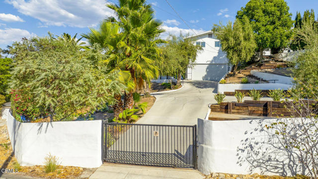 Detail Gallery Image 2 of 64 For 10272 Willow Springs Ln, Sunland,  CA 91040 - 4 Beds | 3 Baths