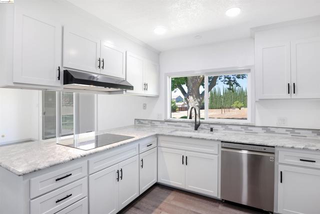 2921 Anderson Ln, Brentwood CA: https://media.crmls.org/mediaz/9bd4bde0-6d39-4f46-b6f6-6590af750470.jpg