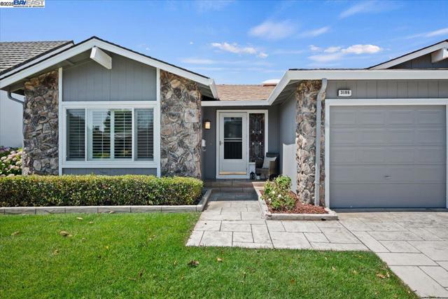 3186 Berkshire Ct, Pleasanton CA: https://media.crmls.org/mediaz/9bd53b02-a900-4f47-9097-972c0a10c994.jpg