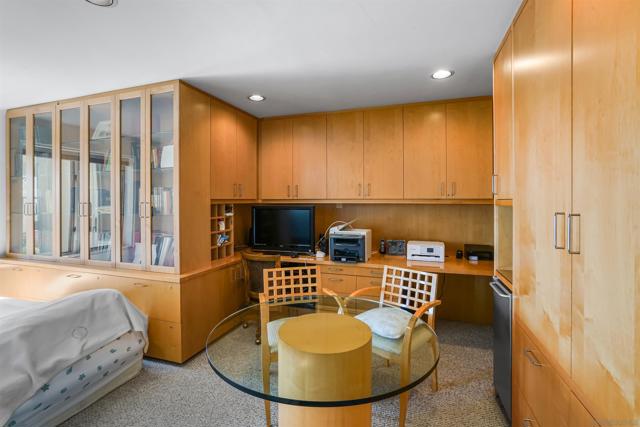 5756 La Jolla Corona Dr, La Jolla CA: https://media.crmls.org/mediaz/9bd5d297-3c2c-43ec-949f-7ec2c2125750.jpg