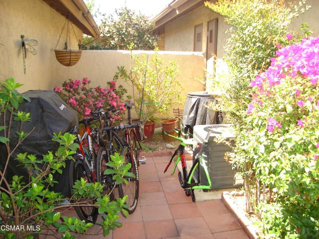 1098 Glenbridge Circle, Westlake Village CA: https://media.crmls.org/mediaz/9bd8317c-c94c-4135-bdc5-0a3c46e72232.jpg