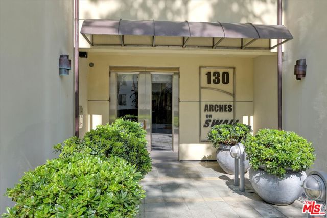 130 N Swall Drive, Beverly Hills CA: https://media.crmls.org/mediaz/9bd87d73-7503-42d2-8e90-cd0fbaf1e73f.jpg