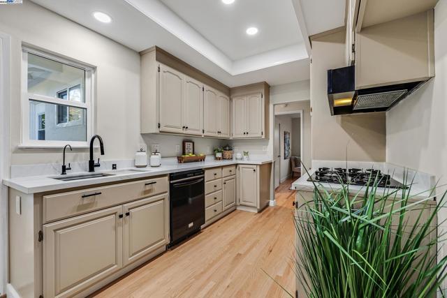 35629 Dee Pl, Fremont CA: https://media.crmls.org/mediaz/9bd8a96a-4a23-4659-be94-c28c9c02e133.jpg