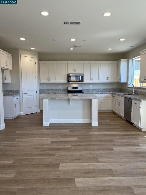 1614 Ashwood Drive, Pittsburg CA: https://media.crmls.org/mediaz/9bd8d657-9aba-4c12-9bec-7b59b2aca95e.jpg