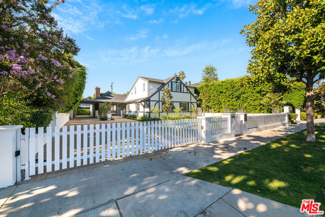 10445 Valley Spring Lane, Toluca Lake CA: https://media.crmls.org/mediaz/9bd9006b-024a-4c43-9648-1ac593c4ba08.jpg