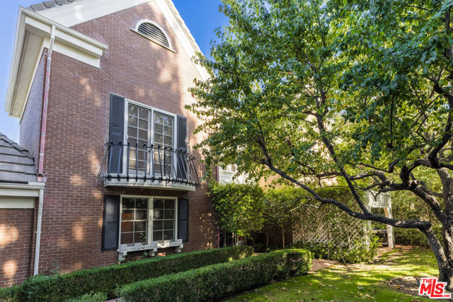 12386 Ridge Circle, Los Angeles CA: https://media.crmls.org/mediaz/9bd92e13-f6f6-4939-b5e3-b20dd24f75e8.jpg