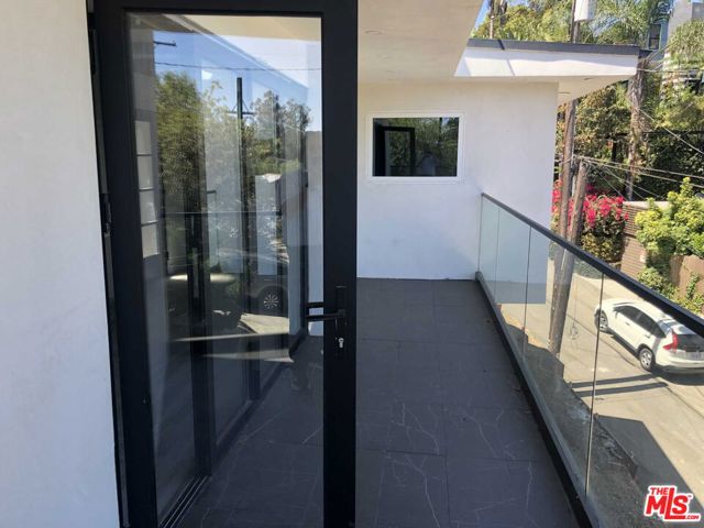 6900 Treasure Trail, Los Angeles CA: https://media.crmls.org/mediaz/9bd98bec-1993-4553-92c0-6fad0db4cd16.jpg
