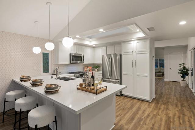 1736 Hill Top Lane, Encinitas CA: https://media.crmls.org/mediaz/9bda082a-460c-45b2-845f-ecfe2e48b6f6.jpg