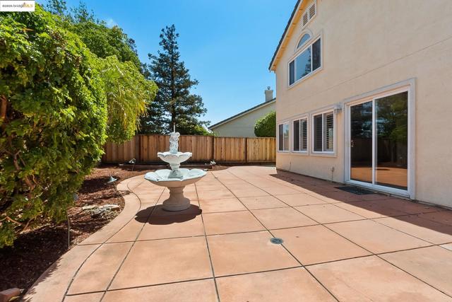 2 Quiet Path Ct, Pittsburg CA: https://media.crmls.org/mediaz/9bdab8dc-fd8b-44b8-8a70-341594de192d.jpg