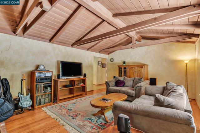 3363 Mcgraw Ln, Lafayette CA: https://media.crmls.org/mediaz/9bdb4b56-1d6a-405f-a1e3-15fed9f178b8.jpg