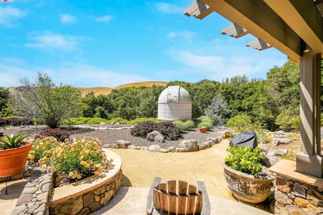 8700 Oak Tree Ln, Castro Valley CA: https://media.crmls.org/mediaz/9bdc5df5-22f5-4ecf-b7bc-3aea88248b62.jpg