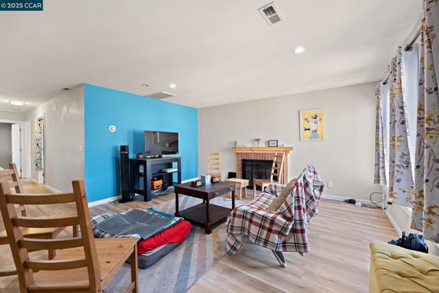 7447 Lockwood St, Oakland CA: https://media.crmls.org/mediaz/9bdd4b3c-fad5-4a86-89e2-9f8bd0a89ef0.jpg