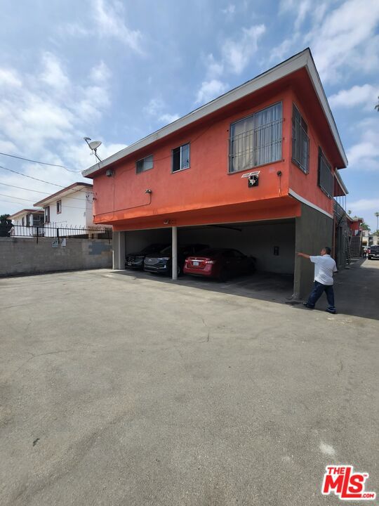 620 W 82nd Street, Los Angeles CA: https://media.crmls.org/mediaz/9bdd542c-1a39-4150-9369-da1577f4e89a.jpg