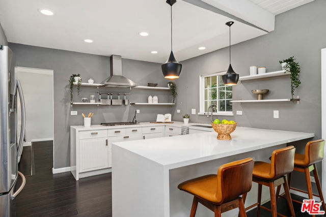 21206 Merridy Street, Chatsworth CA: https://media.crmls.org/mediaz/9bde5e7c-c5c5-4317-8d7d-2af8c0e22974.jpg