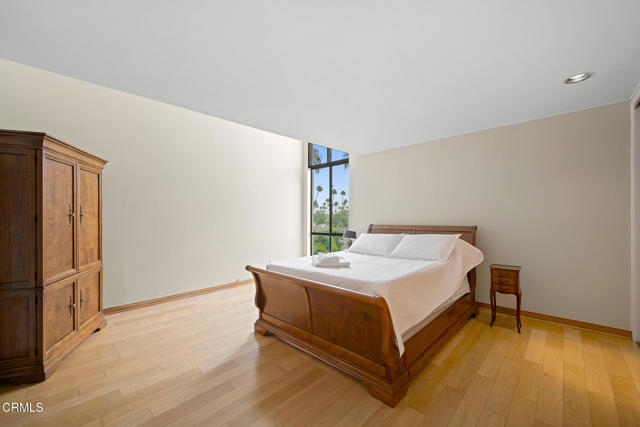125 W Mountain Street, Glendale CA: https://media.crmls.org/mediaz/9bde665f-1d31-403d-b8d9-4f9baefbc0f8.jpg