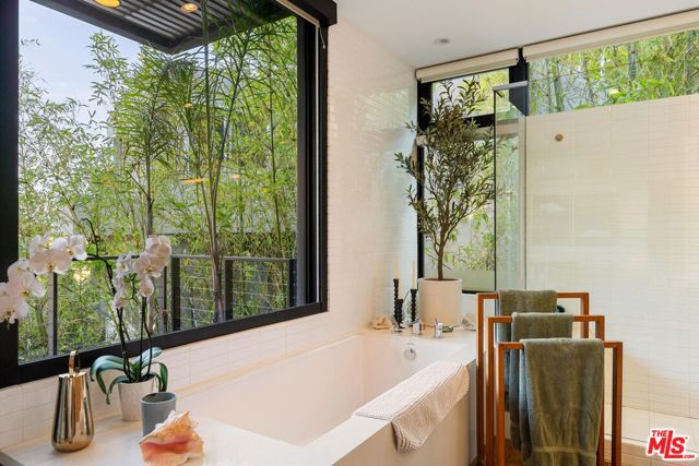 2020 Wattles Drive, Los Angeles CA: https://media.crmls.org/mediaz/9bdeaebc-29ec-42e5-a839-41a064039e6e.jpg