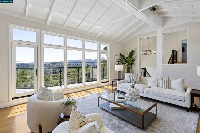 24 La Campana Rd, Orinda CA: https://media.crmls.org/mediaz/9bdef0fe-0a90-44fd-aab6-ece3e67248c3.jpg