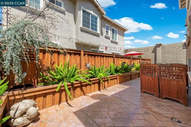 240 Alta St, Brentwood CA: https://media.crmls.org/mediaz/9bdf74aa-b92c-481c-af79-1d28fc2122fa.jpg