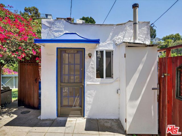 2565 Glen Green Street, Los Angeles CA: https://media.crmls.org/mediaz/9bdf91b1-4688-4771-bc9e-4c39898c6dfb.jpg