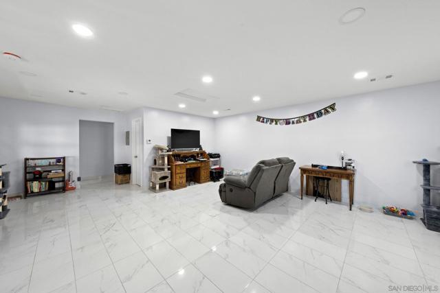 619 Dorothy St, El Cajon CA: https://media.crmls.org/mediaz/9bdfa8e1-3a1a-40a0-9642-e436b558408c.jpg