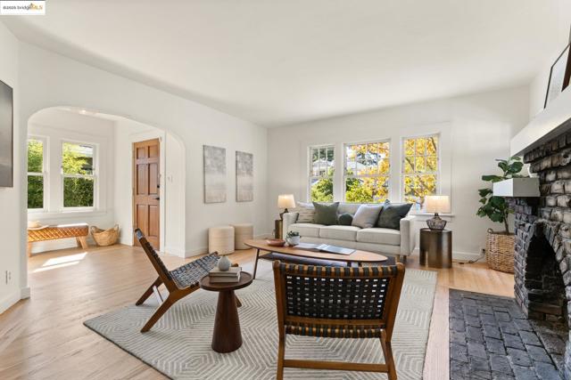 4008 Woodruff Ave, Oakland CA: https://media.crmls.org/mediaz/9bdfabaa-b100-410c-a5bc-12472a5ca724.jpg