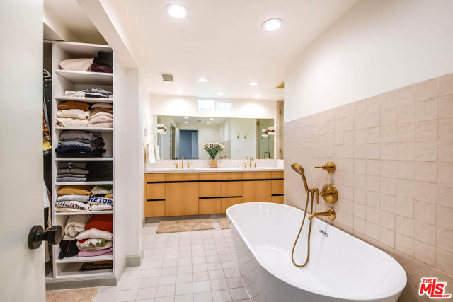 11671 Dona Alicia Place, Studio City CA: https://media.crmls.org/mediaz/9bdfc2cf-eb3f-408d-a6f4-f69bb5eee559.jpg