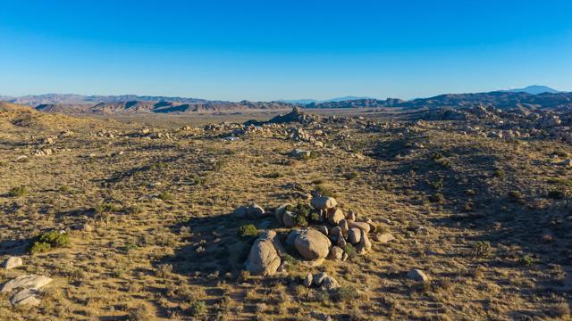 1 Dragonfly Lane, Pioneertown CA: https://media.crmls.org/mediaz/9bdfcc86-b595-402d-9814-30547fad5744.jpg