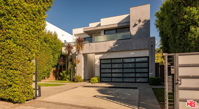 926 N Crescent Heights Boulevard, Los Angeles CA: https://media.crmls.org/mediaz/9be055d7-ecdf-4e90-a39f-9ebc46376d81.jpg
