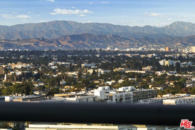 13650 Marina Pointe Drive, Marina del Rey CA: https://media.crmls.org/mediaz/9be19b16-b542-4396-8577-96adf1d8c91c.jpg