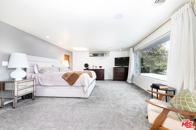 9323 Flicker Way, Los Angeles CA: https://media.crmls.org/mediaz/9be27634-7e0d-4dff-a10c-f86a09fa9a7d.jpg