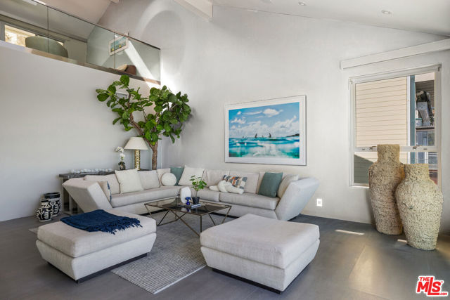 19640 Pacific Coast Highway, Malibu CA: https://media.crmls.org/mediaz/9be2898b-7b11-410e-8fbc-e40a30e1b5fa.jpg