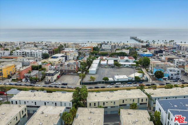 310 Washington Boulevard, Marina del Rey CA: https://media.crmls.org/mediaz/9be2b8c5-6fc2-419d-9968-3cb380646d83.jpg