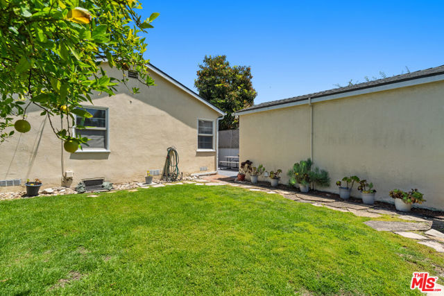 2421 Cloy Avenue, Venice CA: https://media.crmls.org/mediaz/9be2bba8-fdfa-454b-b820-5393c17452d9.jpg