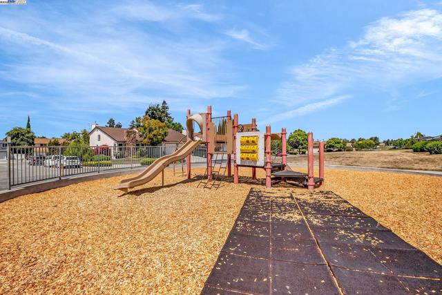 524 Gamay Ct, Fremont CA: https://media.crmls.org/mediaz/9be3565c-f402-483a-8d3a-54603c8d12b1.jpg
