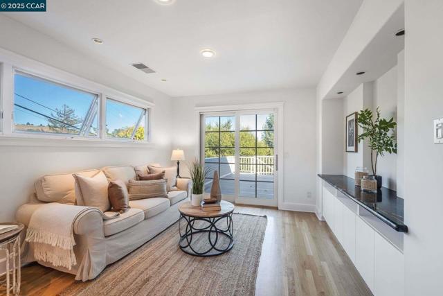 33 Altamount Drive, Orinda CA: https://media.crmls.org/mediaz/9be3a720-41d1-4562-bf0a-f9c316328291.jpg